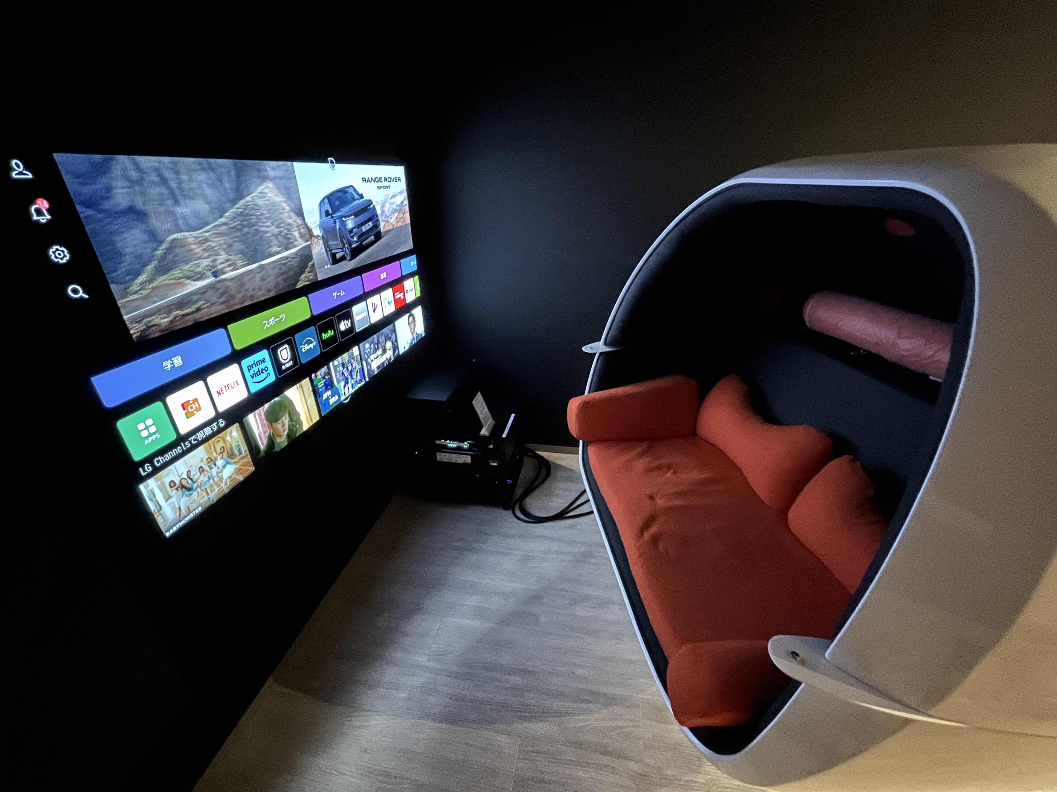 テレビとチェアスピーカーを設置したシアター空間